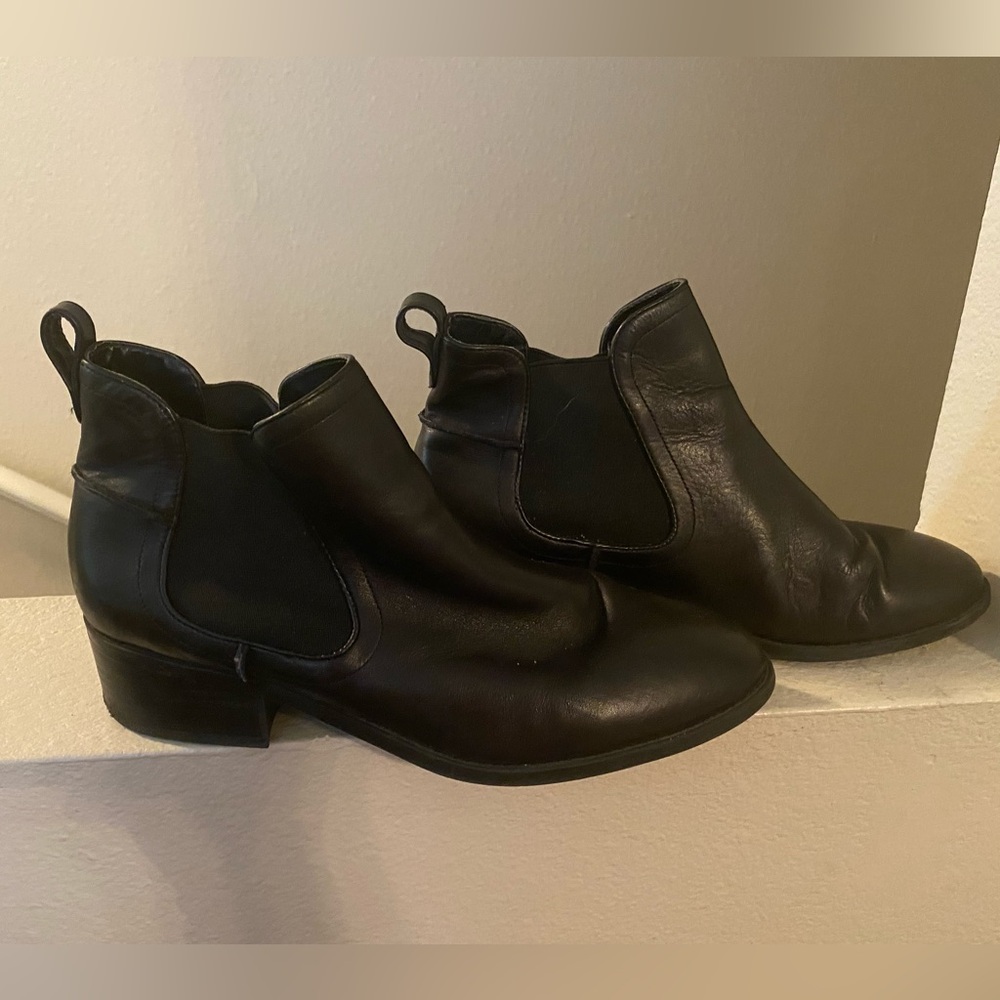 Steve Madden Women’s Black Ankle Boots. Leather. Pull On. Size 10.
